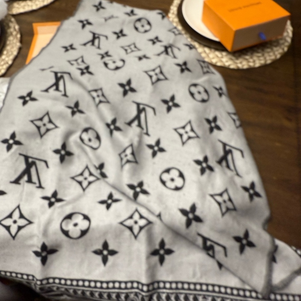 Louis Vuitton Black and Gray Floral Scarf